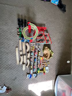 Kidcraft train track with accessories. 94 pieces in total!
