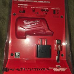 Milwaukee M12 12V Top-Off Power Supply and Charger
9