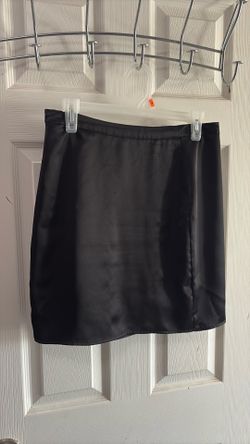 Black satin skirt size M