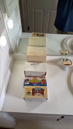 Numerous boxes of NHL LNH score upper deck collector cards