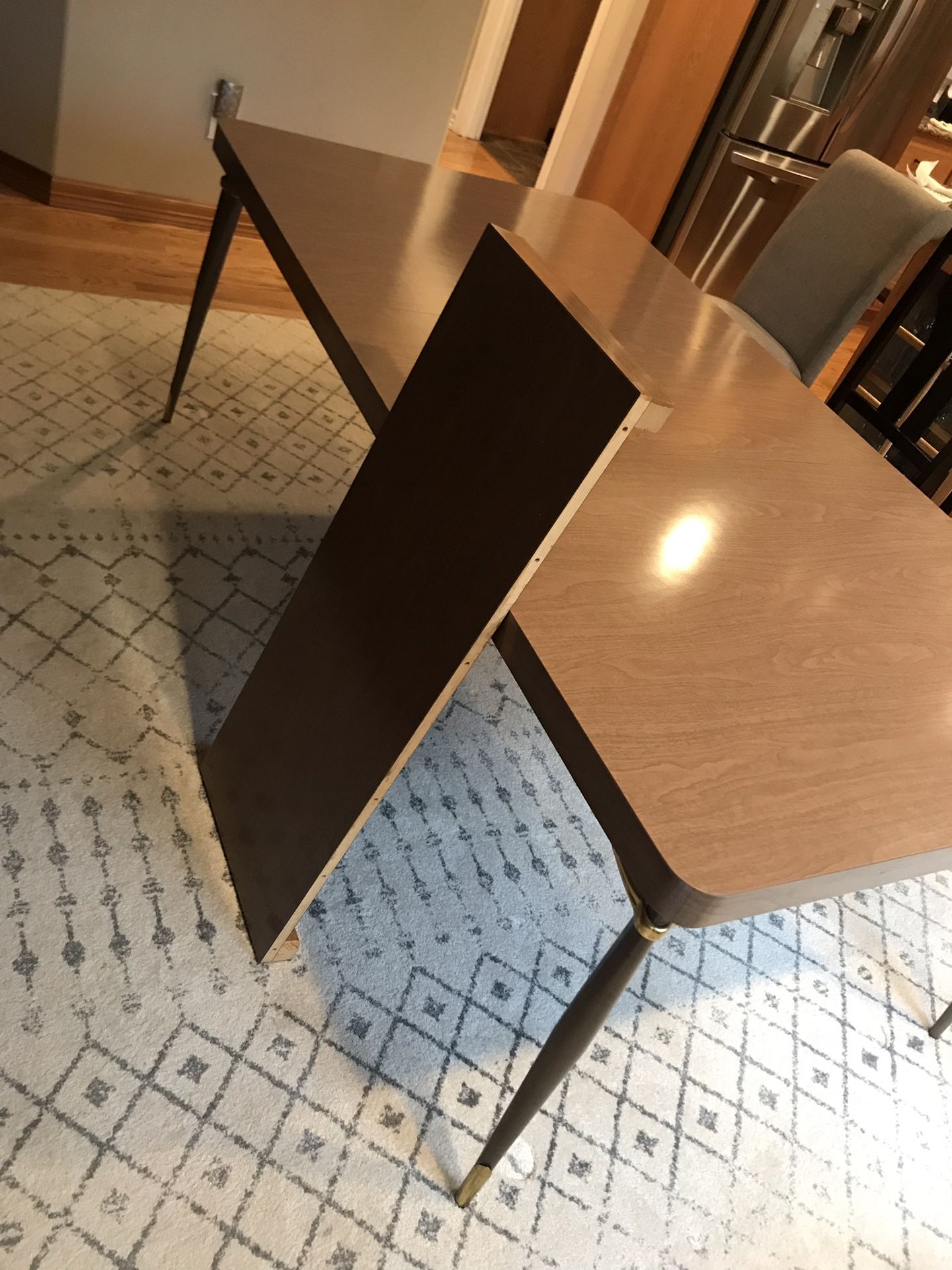 Beautiful True Mid Century Modern extendable (2 leafs) dining table