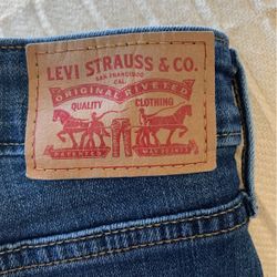 Levi’s Mid Rise Skinny Size 28. Used In Good Shape .$15.