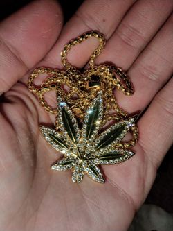 LEAF PENDANT WITH CHAIN (NEW)