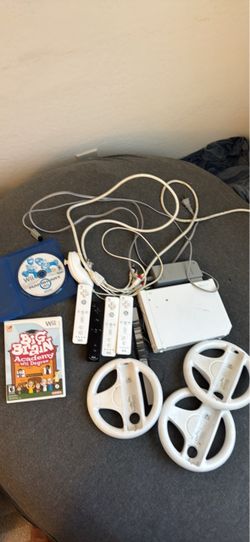 Nintendo Wii RVL-001 + Mario Kart Wii + 4 Controllers + 3 Wheels