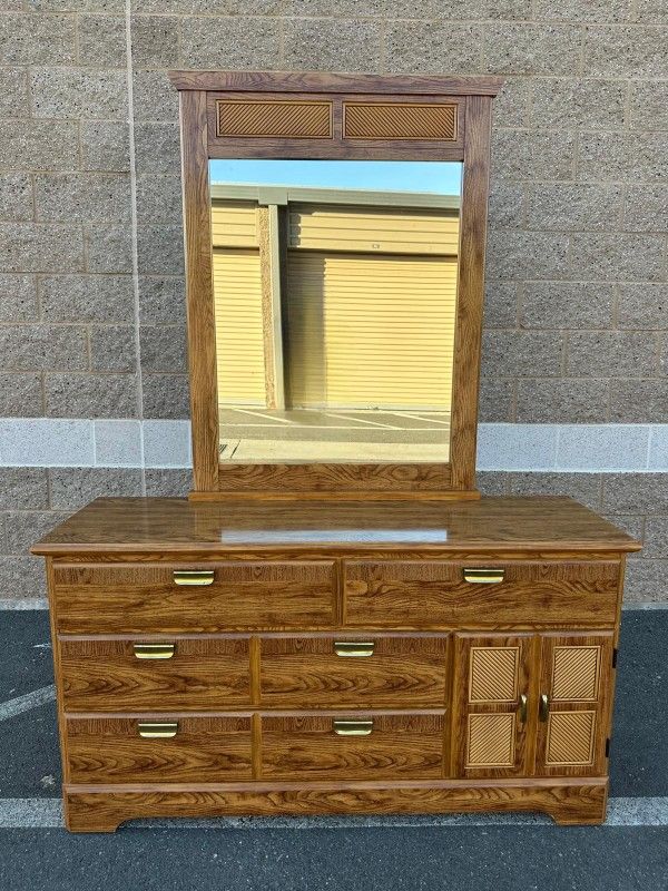 Dresser with mirror, like new!/ tocador con espejo, como nuevo!