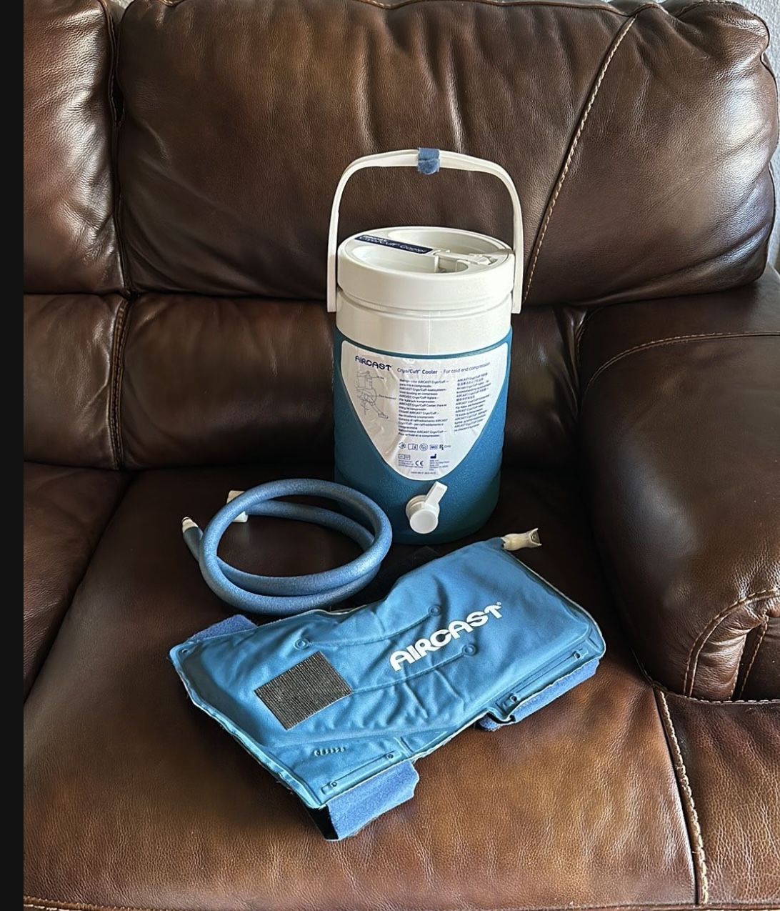 Aircast Cryo/Cuff Cold Therapy: Knee Cryo/Cuff with Non-Motorized (Gravity-Fed) Cooler,