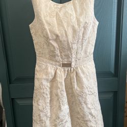 JENNIFER LOPEZ BEAUTIFUL SHIMMERING CREAM & GOLD ACCENTED DRESS - SIZE 2