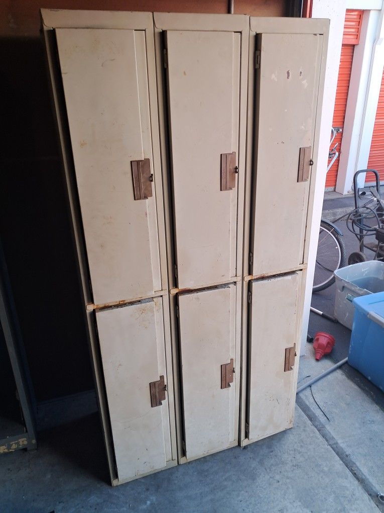 LOCKERS "Edsal Mfg" 6 Lockers Total. Metal 2 Tier Style