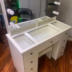Avignon 9 drawer dressing table with lights