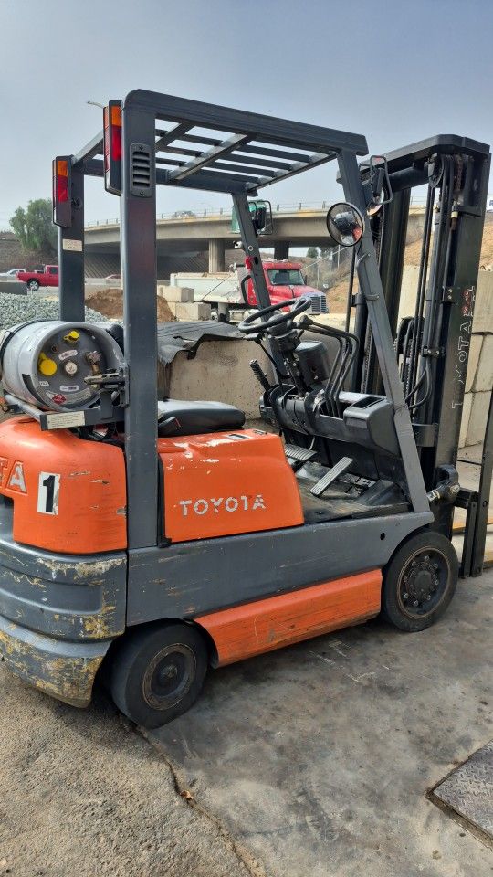 ** 3000lb Toyota Warehouse Forklift **