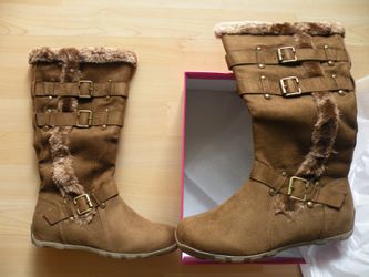 Brand new beige boots with fur trim