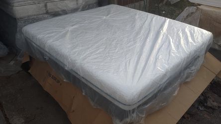 Sealy Posturepedic Premier Hybrid King Size Mattress And Box Springs