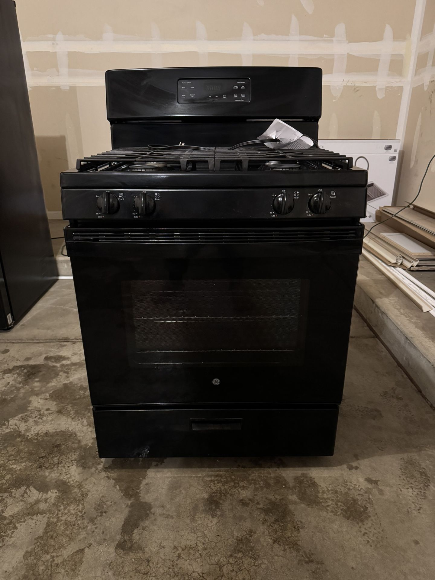 [PRICED TO SELL] GE 30in Gas Range - Black