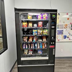 VENDING MACHINE WITH CARD READER 