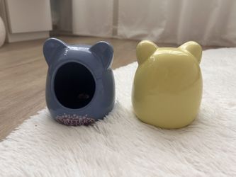 Blue and yellow hamster hides