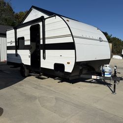 2025 Cruiser RV Avenir 17RB - 21’ Camper - 2922LBS - Rear Bath - Fireplace