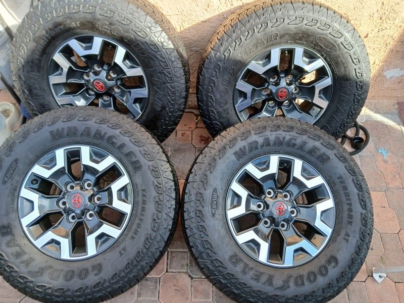 JUEGO DE RRINES PARA TROCAS TOYOTA TACOMA 4RRUNER SECOYA TUNDRA YANTAS SEMINUEVAS MEDIDA 16