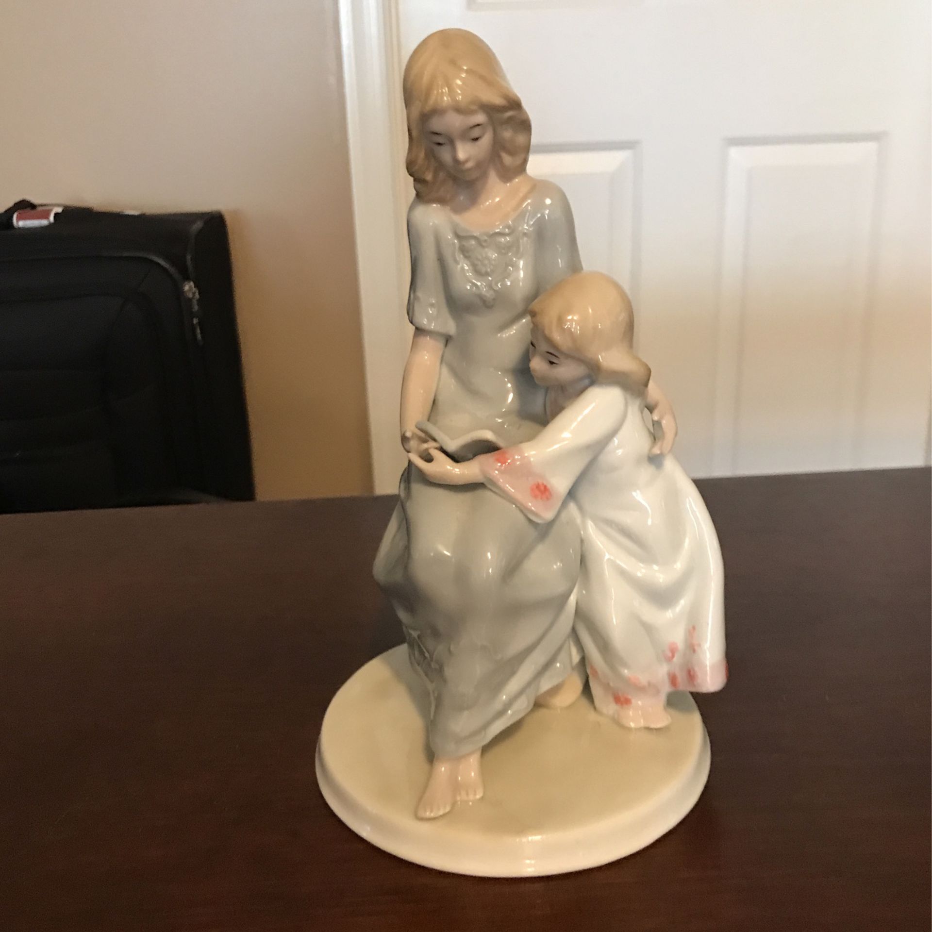 Beautiful ! Porcelain Statue Of Mother & Child Reading Book 