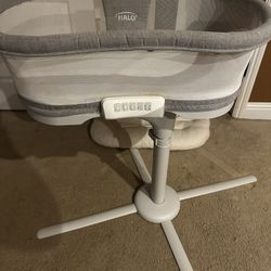 Halo Swivel Sleeper Bassinet 