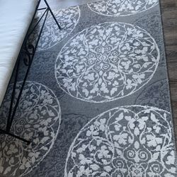 Rug 4.5x5.5. Gray 