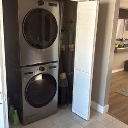 LG AI SMART WASHER AND DRYER. 