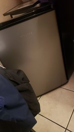 Mini fridge with freezer