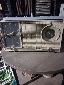 Zenith Vintage AM/FM Clock Radio