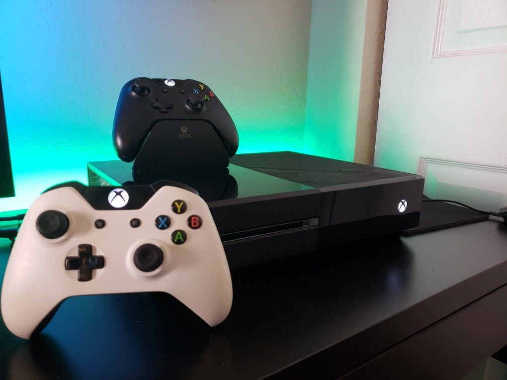 OG Xbox One + 2 Controllers [500GB]