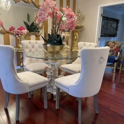 Beautiful, gorgeous living room, set table and four chairs