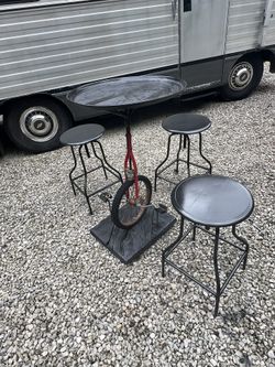 Unicycle table with three bench stools