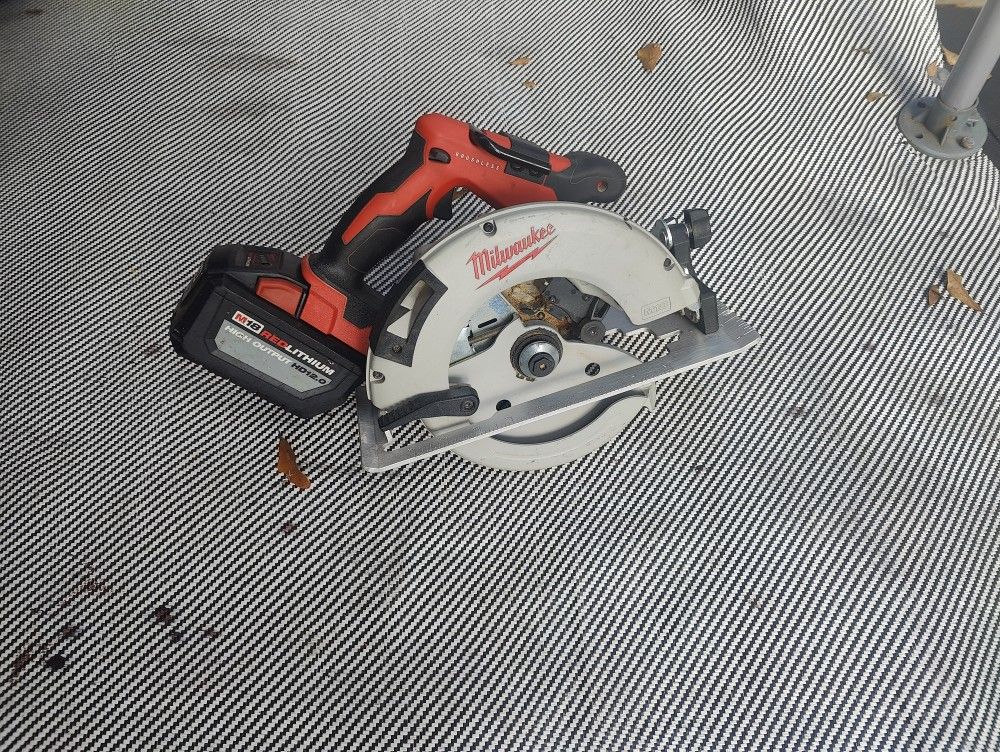 Milwaukee M18 Brushless 7 1/2 Circular Saw Whit Big 12.0ah Battery Only