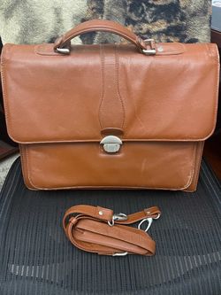 Brown Leather Briefcase With Múltiple Compartments And Shoulder Strap