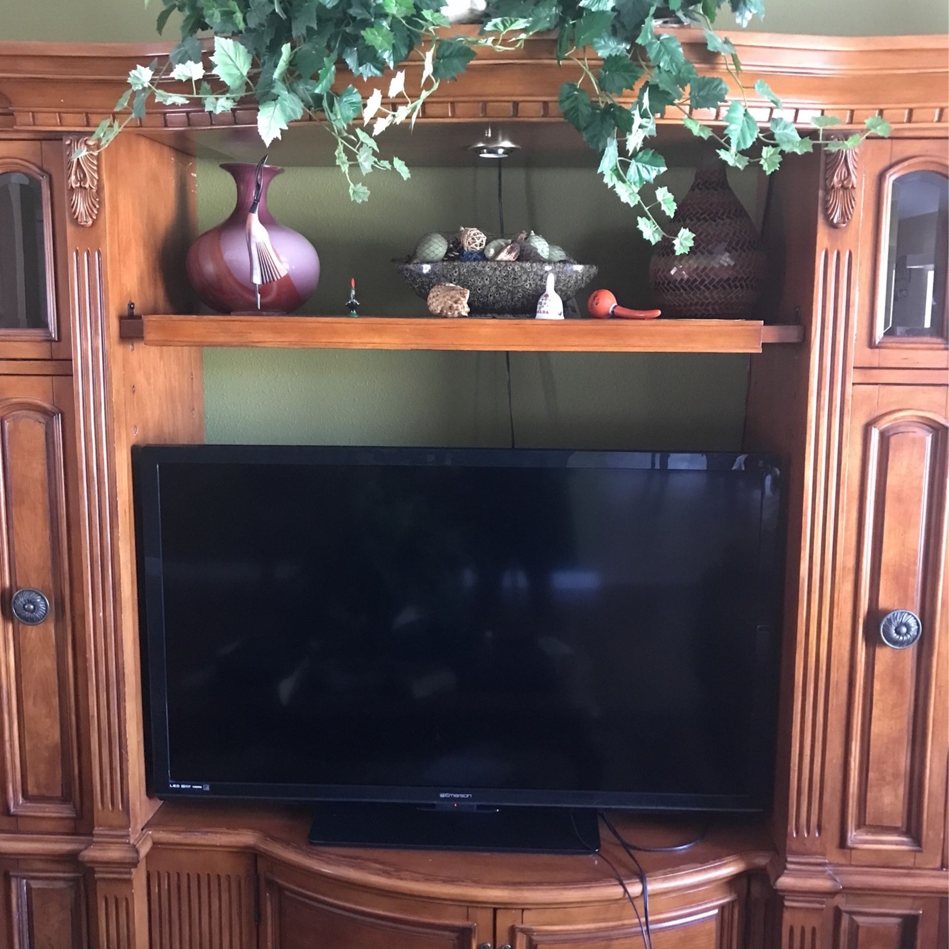 TV STAND(NO TV OR DECORATIONS)