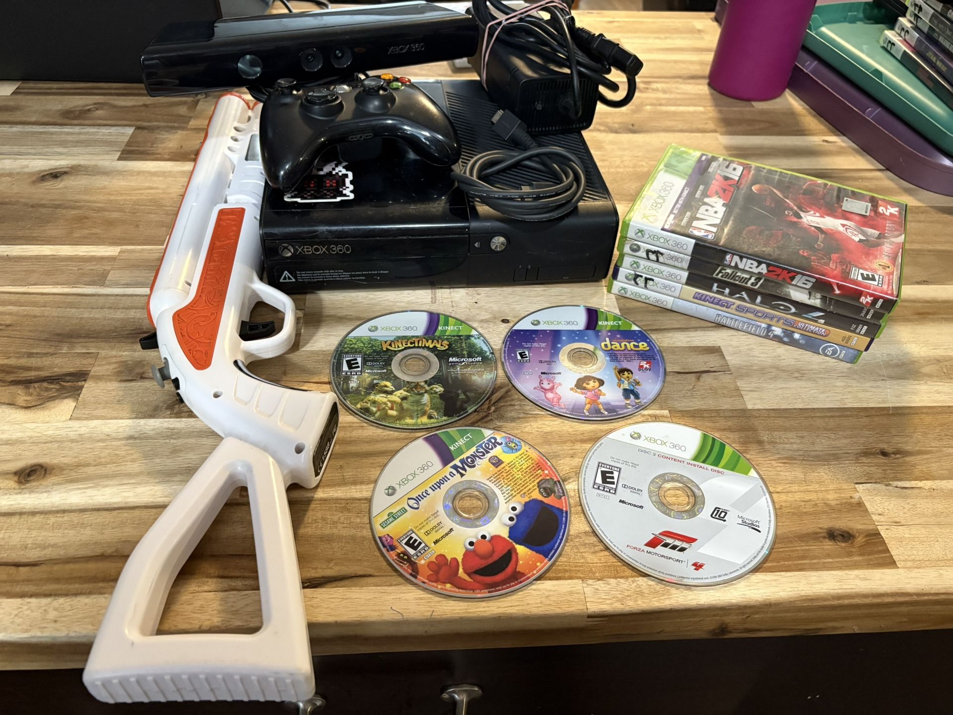 Xbox 360 E / 9 games an Kinect