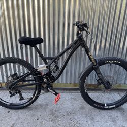 Canfield Jedi Downhill Mountain Bike 27.5