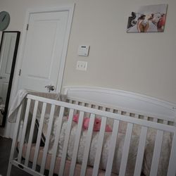Graco 5 In 1 Convertible Crib in New Condition 