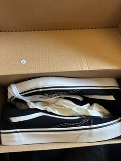 Brand New Vans Old Skool – Black/White – Women’s Size 9.5 – $45 OBO