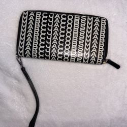 Authentic marc jacobs black top zip wristlet wallet