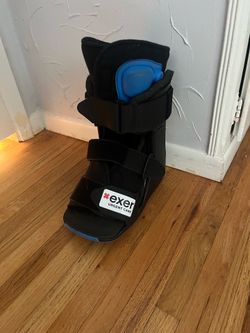 Women’s Walking Boot Size Small