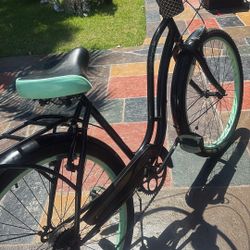 A Schwinn Women’s Beach Cruiser