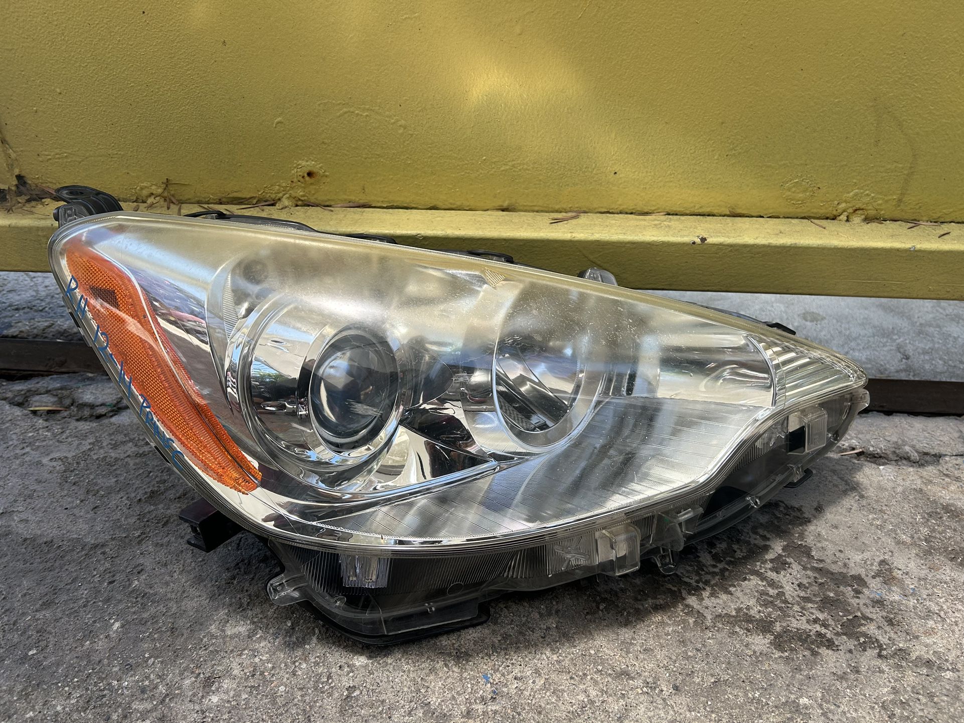 2012-2014 TOYOTA PRIUS C RH HEADLIGHT OEM