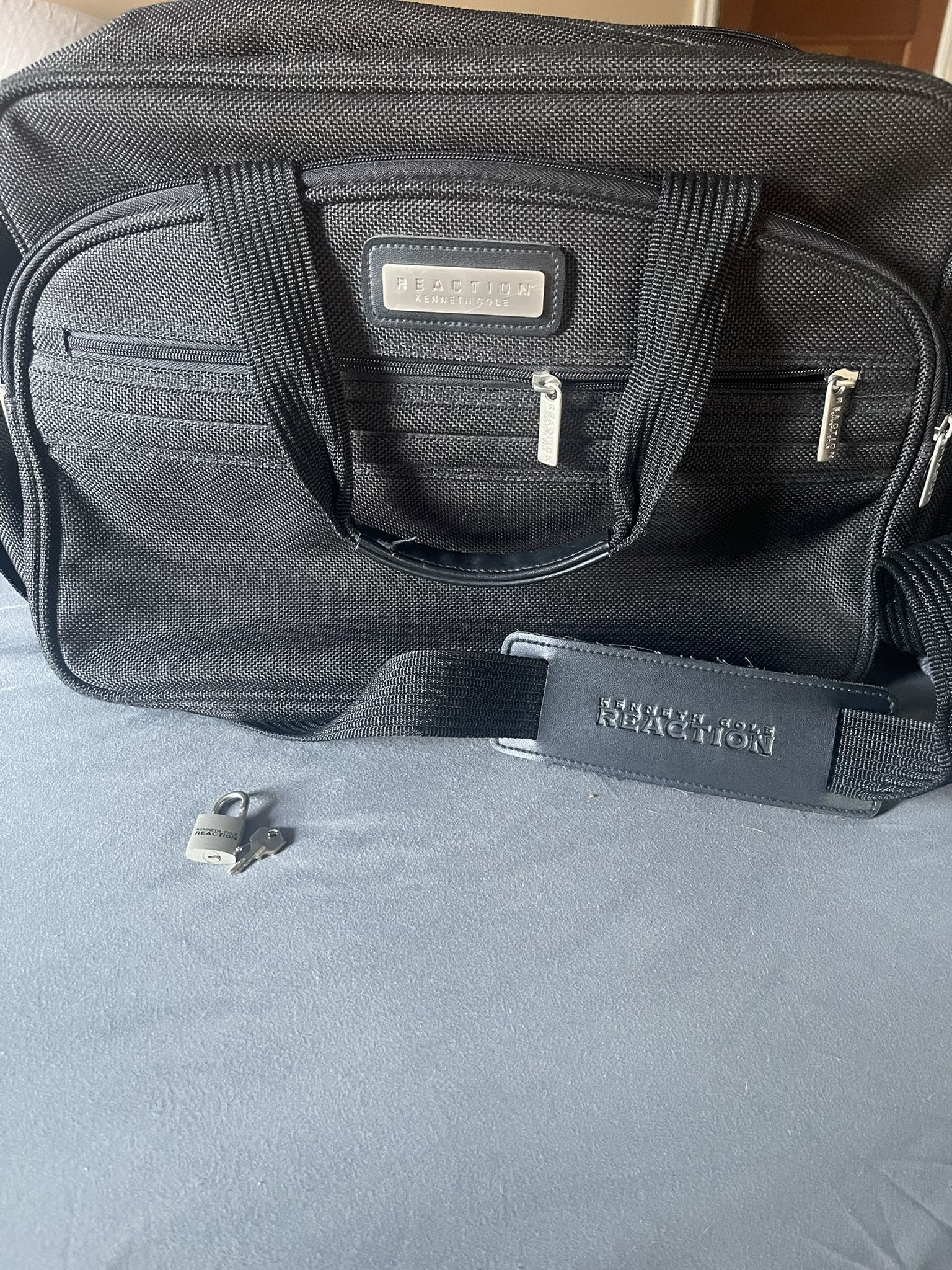 Men’s Kenneth Cole Reaction Bag With Extension Zipper And Lock