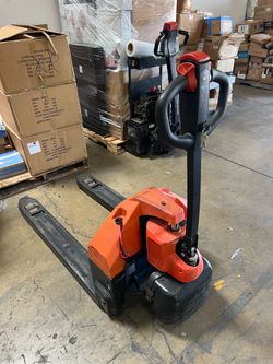 Electric pallet jack