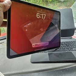 Aple Ipad  With Keyboard $1200 1 TB