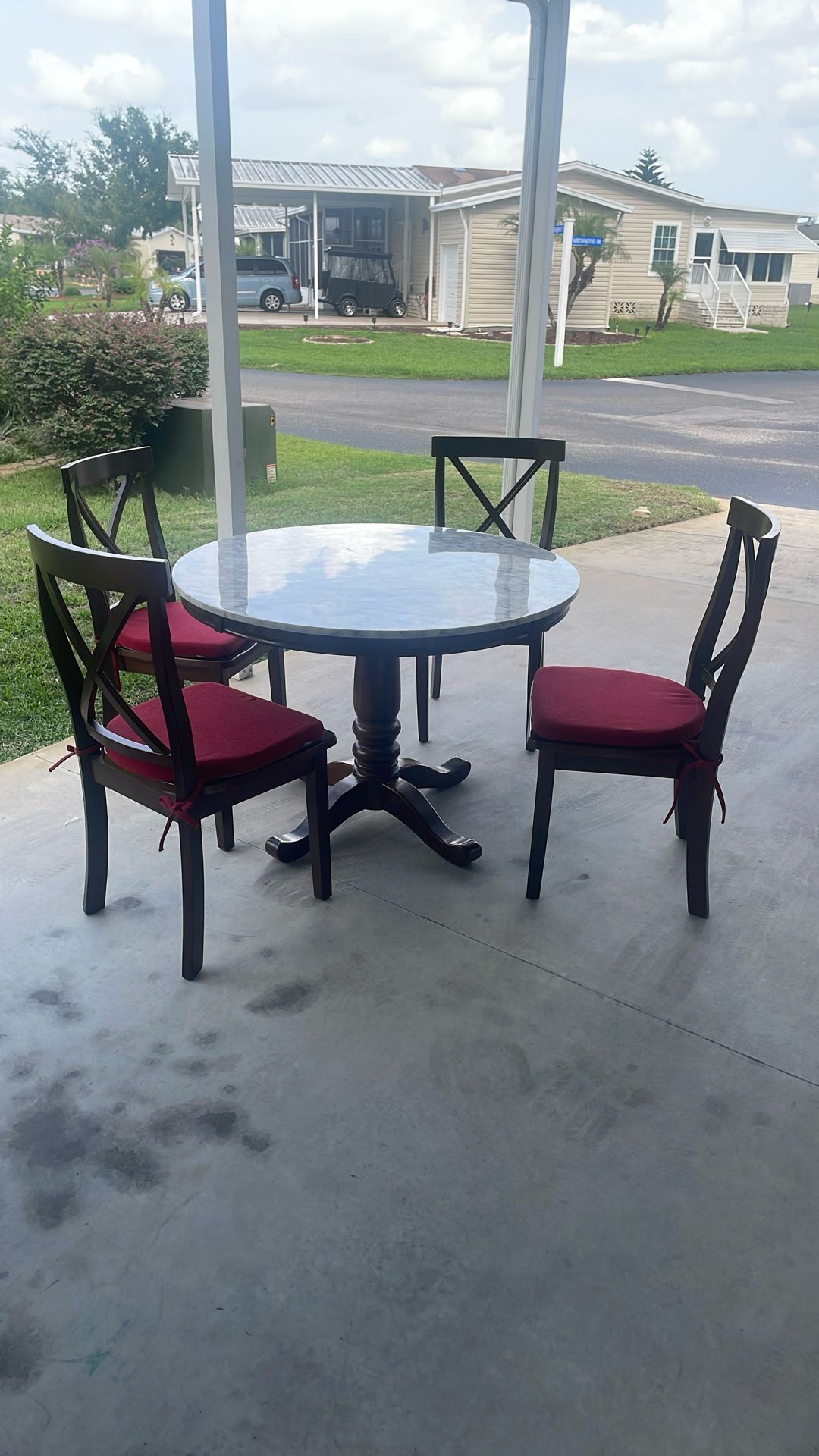 Dining Table / 4 Chairs