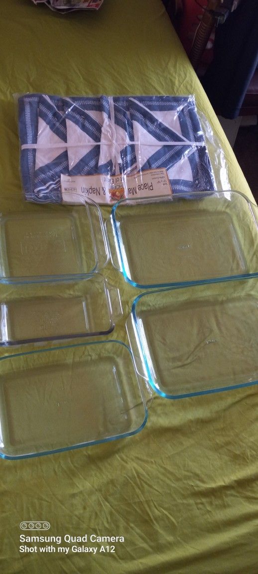 In Exallant Clean Condition 5 Pyrex Dishes Different Sizes And New Unopened Placemats And Napkins Set Of 8 Everything You See For $30 Check Out All Pi