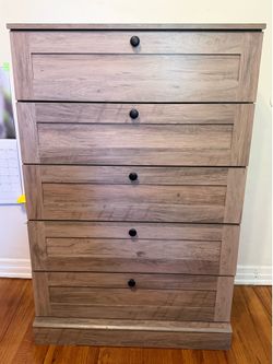 5 drawer dresser. Gently used like new.