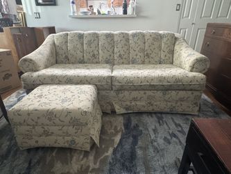 Sofa Sleeper & Ottoman with Queen Size Pull Out Bed Excellent Condition
