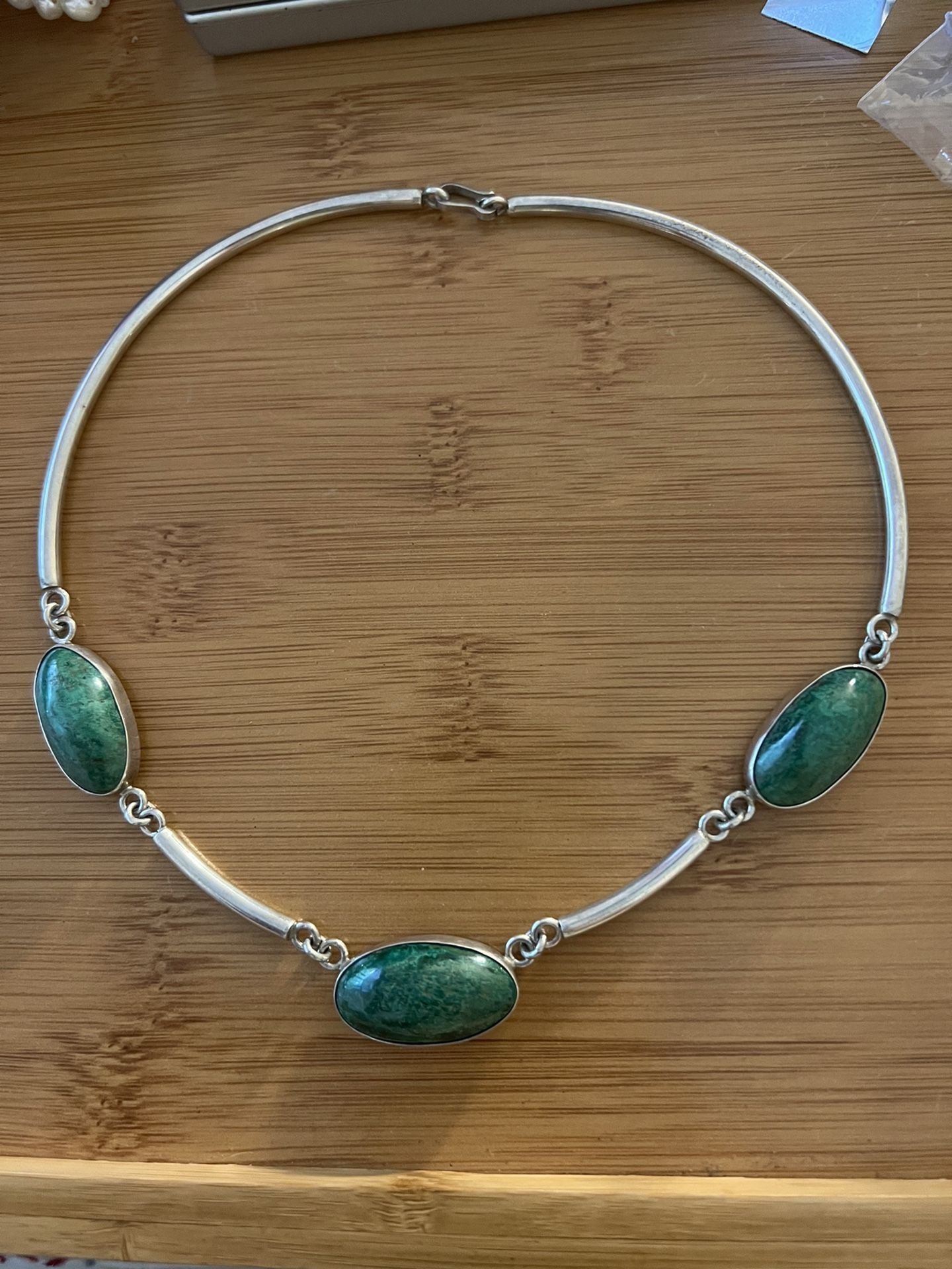 VINTAGE JOAQUÍN TINTA ECUADOR silver necklace, it is a necklace that weighs 35.5 grams, I do not know the name of the stones, I accept offers, I have 