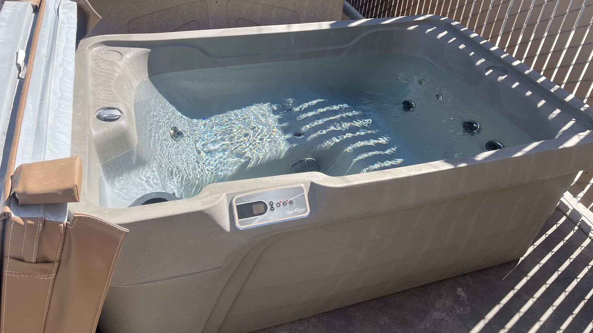 2024 Freeflow Mini Spa Hot Tub Seats 2 New Cover